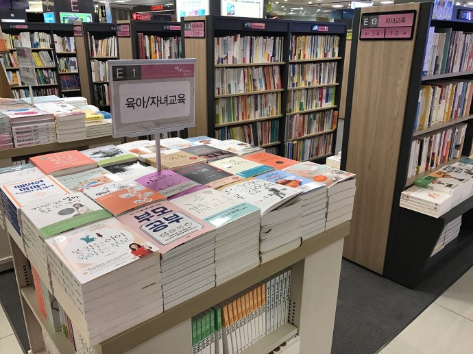 육아서 코너를 잊지 않고 들르는 것은 지푸라기라도 잡고 싶은 심정 때문이다. - 염지현 제공